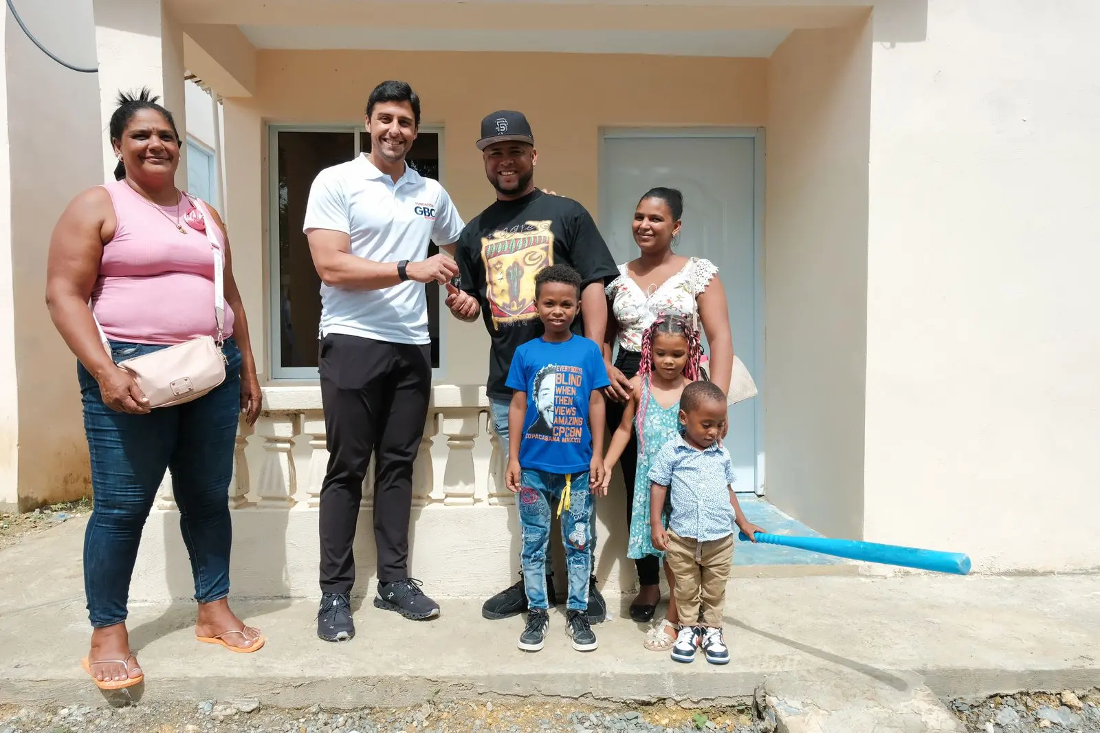 Fundación GBC entrega casa a familia de escasos recursos en Villa Mella