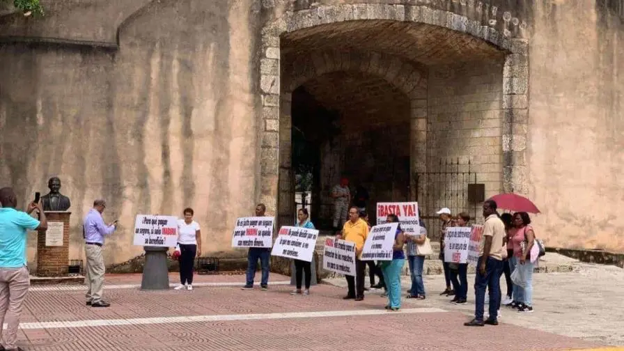 Profesores pensionados y jubilados marchan al Palacio Nacional en contra de seguro de sobrevivencia