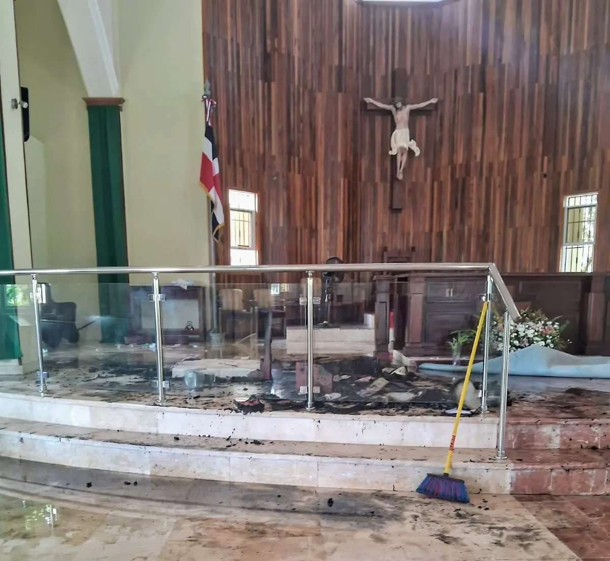 Cuatro menores prenden fuego y destruyen mobiliario en parroquia de Maimón