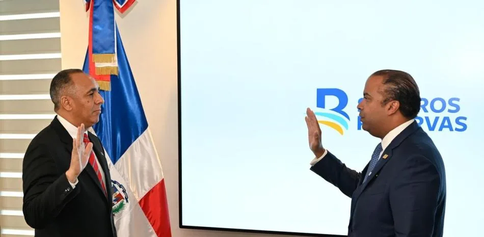 Juramentan a Nelson Arroyo como nuevo vicepresidente de Seguros Reservas