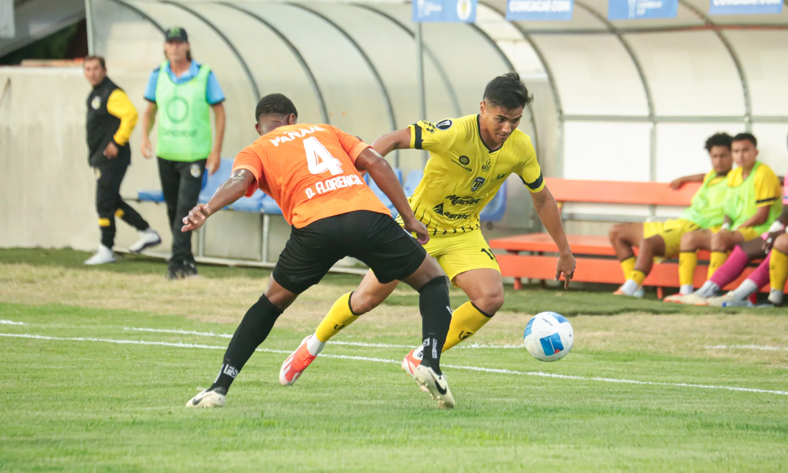 Eduardo Montenegro MOCA FC en una acción en la Copa Caribeñá frente al CIBAO FC.