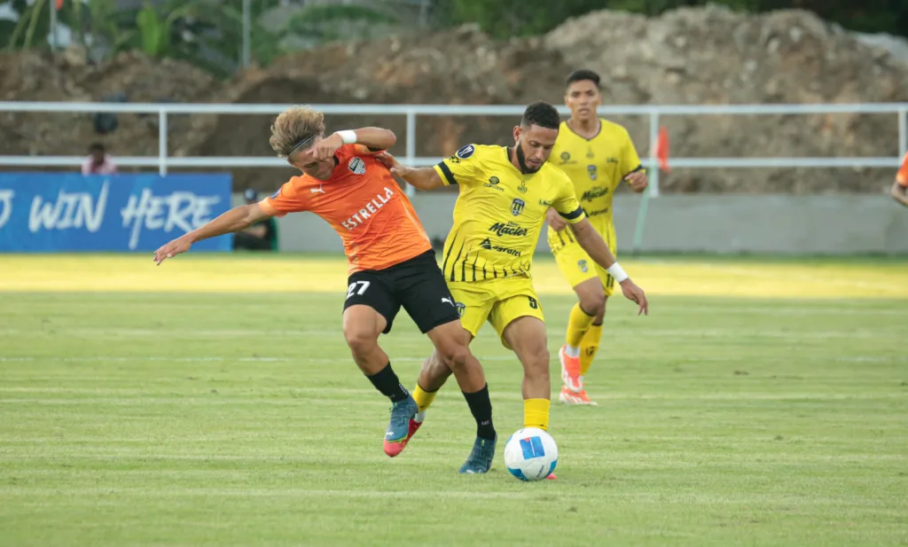 Juan Ángeles MOCA FC recibe una falta de un jugador del CIBAO FC