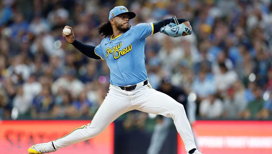 Lanzador dominicano Freddy Peralta, de los Cerveceros de Milwaukee.