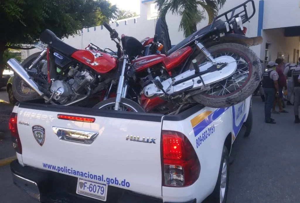 Agarran 20 motocicletas por falta de documentación y recuperan vehículo robado en Barahona