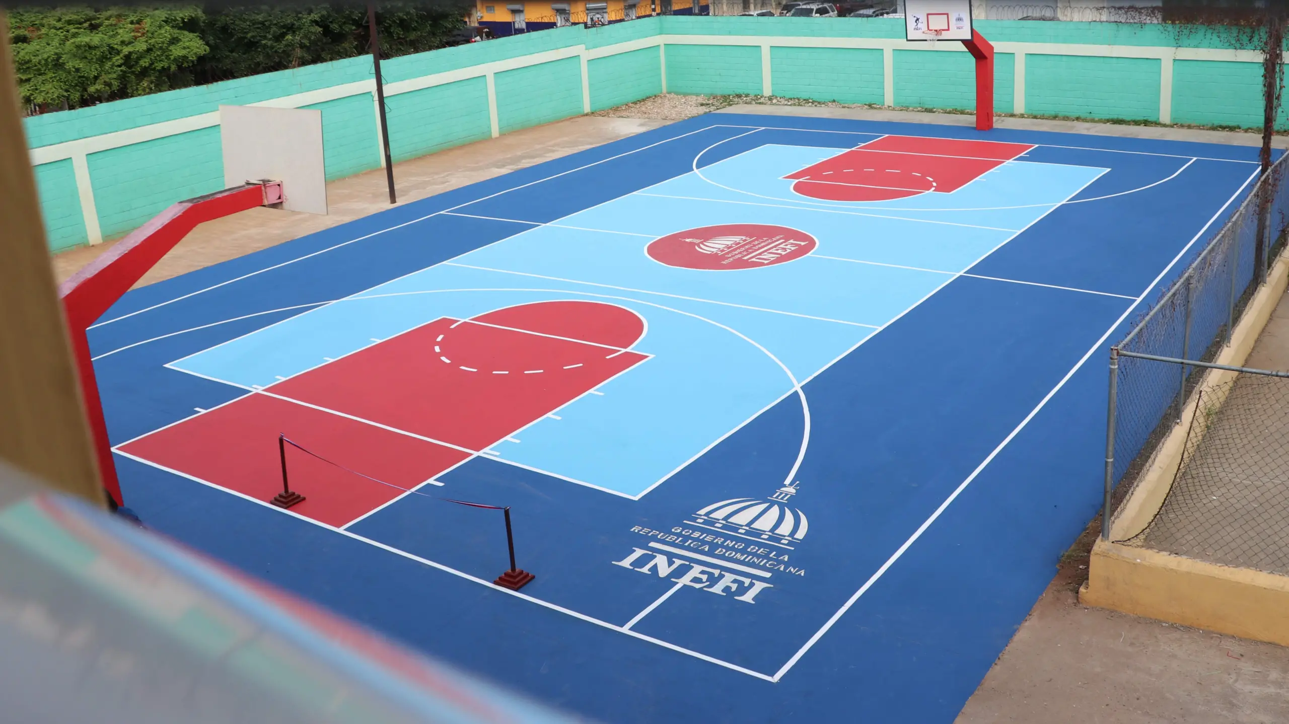 Aspecto de la cancha de la Escuela Fidel Ferrer remozada por el Instituto Nacional de Educación Física (INEFI).