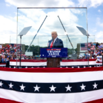 Con vidrio antibalas, así celebró Trump su primer mitin al aire libre tras el ataque