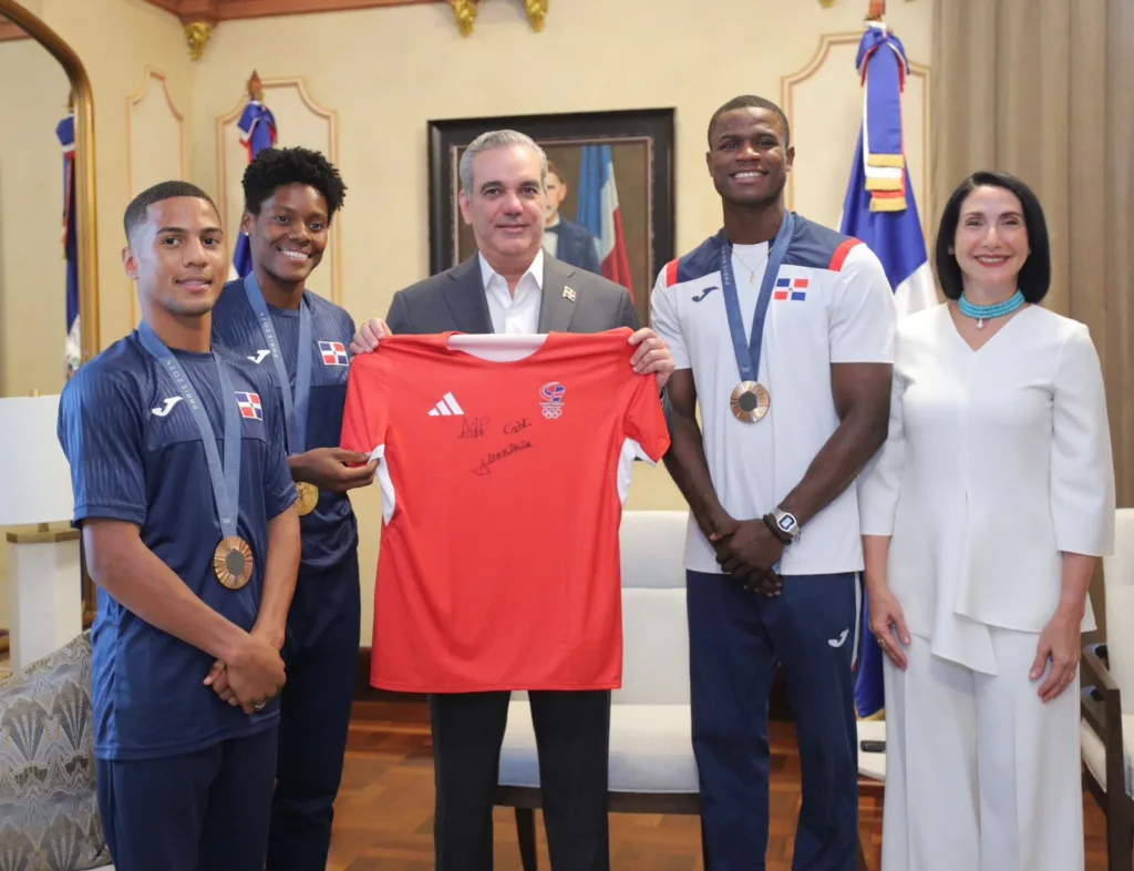 El Presidente de la República Dominicana, Luis Abinader Corona, posa junto a la Primera Dama Raquel Arbaje y los medallistas olímpicos en París 2024, Marileidy Paulino, Yunior Alcántara y Cristian Pinales.