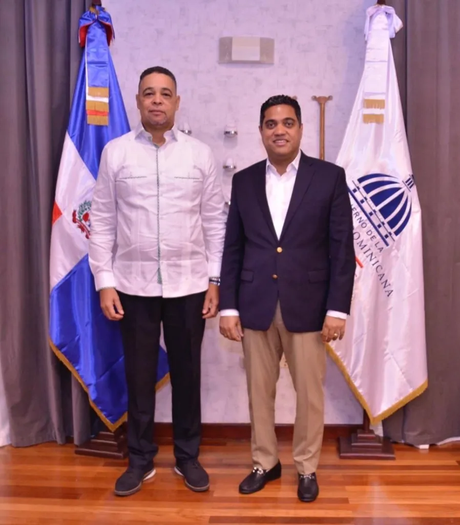 El ministro de Deportes y el comandante de la Base Naval 27 de febrero sostienen amena conversación deportiva en el Ministerio de Deportes.