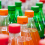 Reducir consumo de bebidas en plástico mejora la presión arterial
