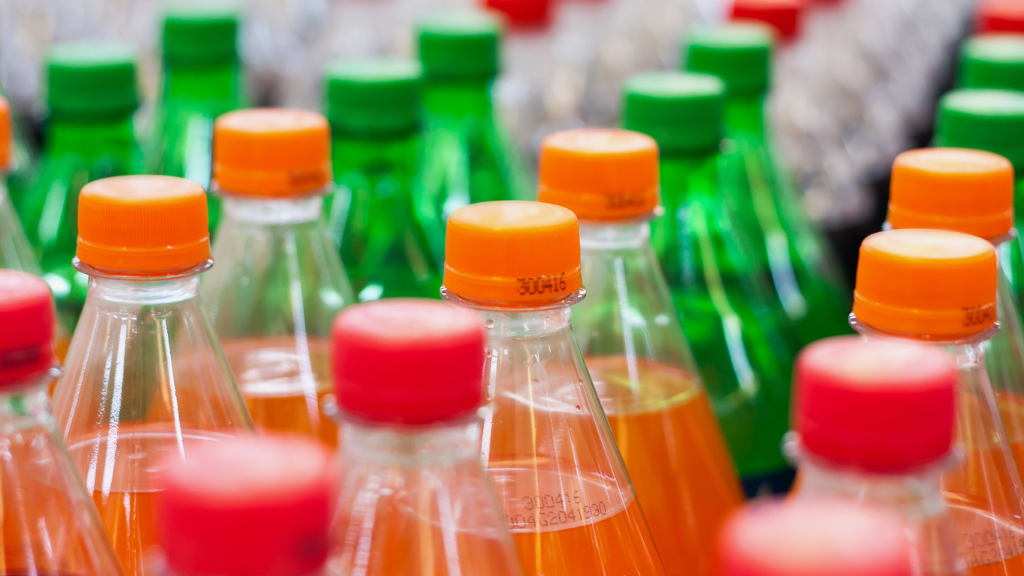 Reducir consumo de bebidas en plástico mejora la presión arterial