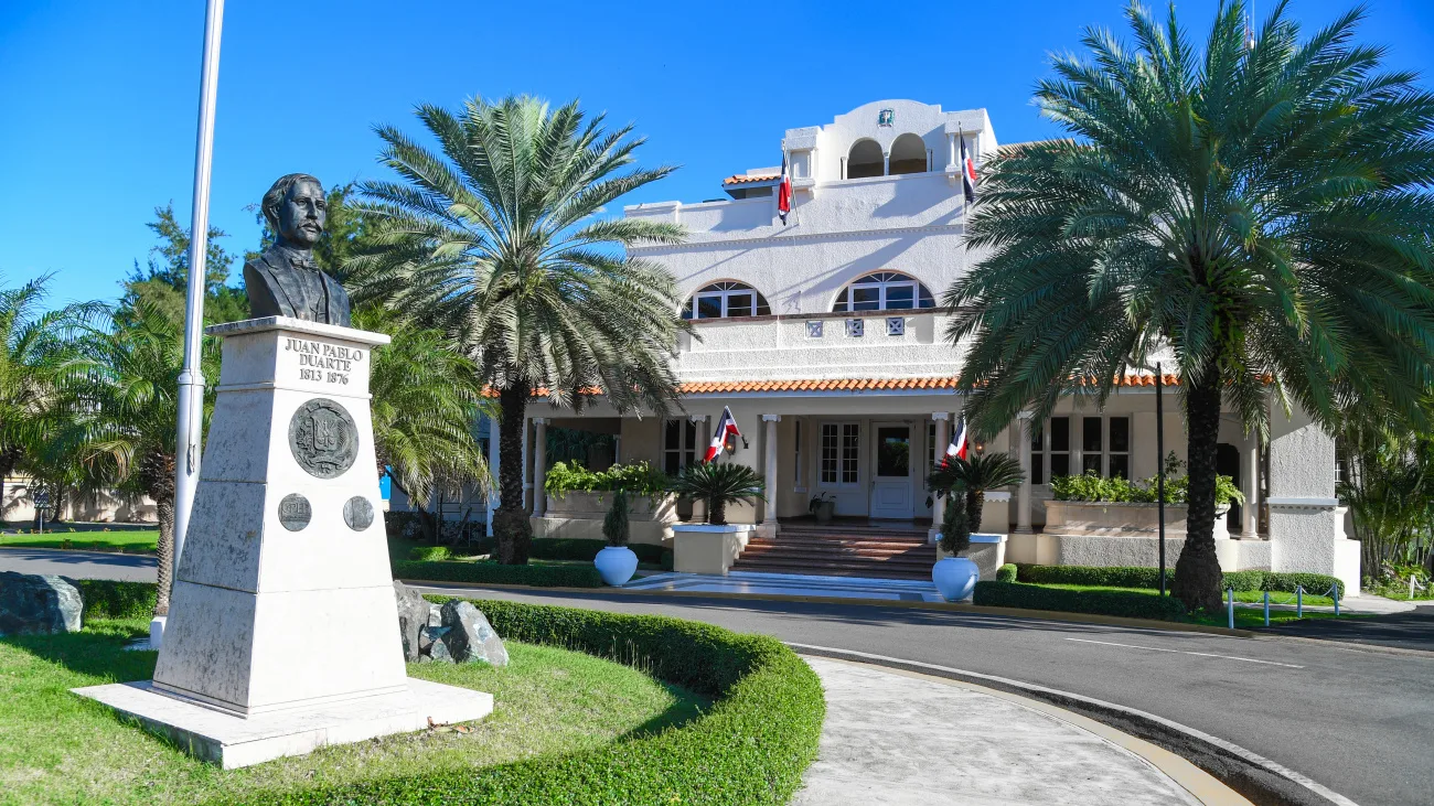 El funcionario puntualizó que solo la delegación de Estados Unidos contará con un total de 1,300 habitaciones, "para que se comprenda la magnitud de este montaje".