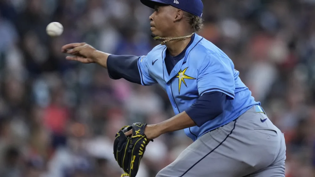 El dominicano Edwin Uceta en rol de relevo ganó el juego para los Rays.