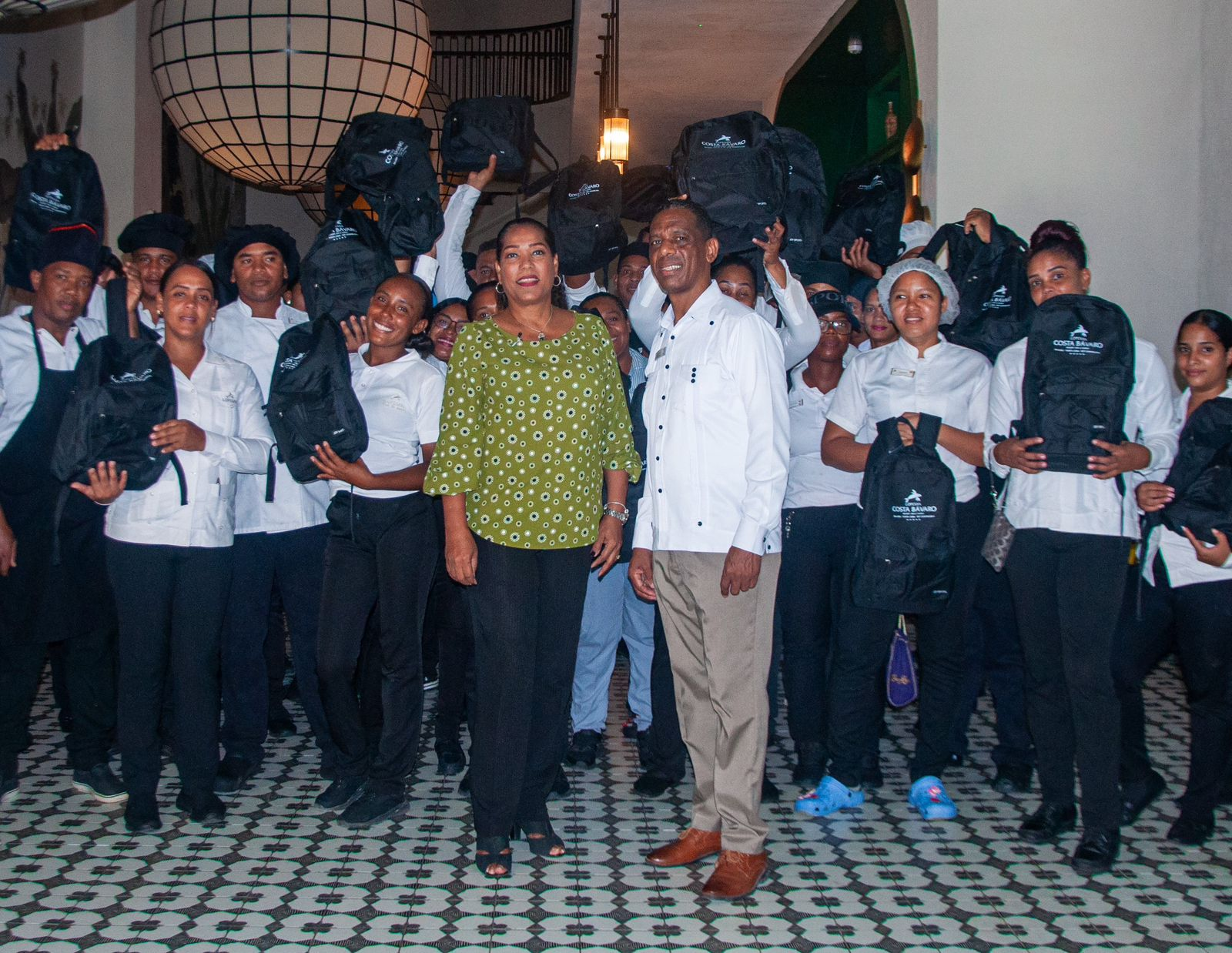 Lopesan Costa Bávaro apoya a sus colaboradores con entrega de útiles escolares