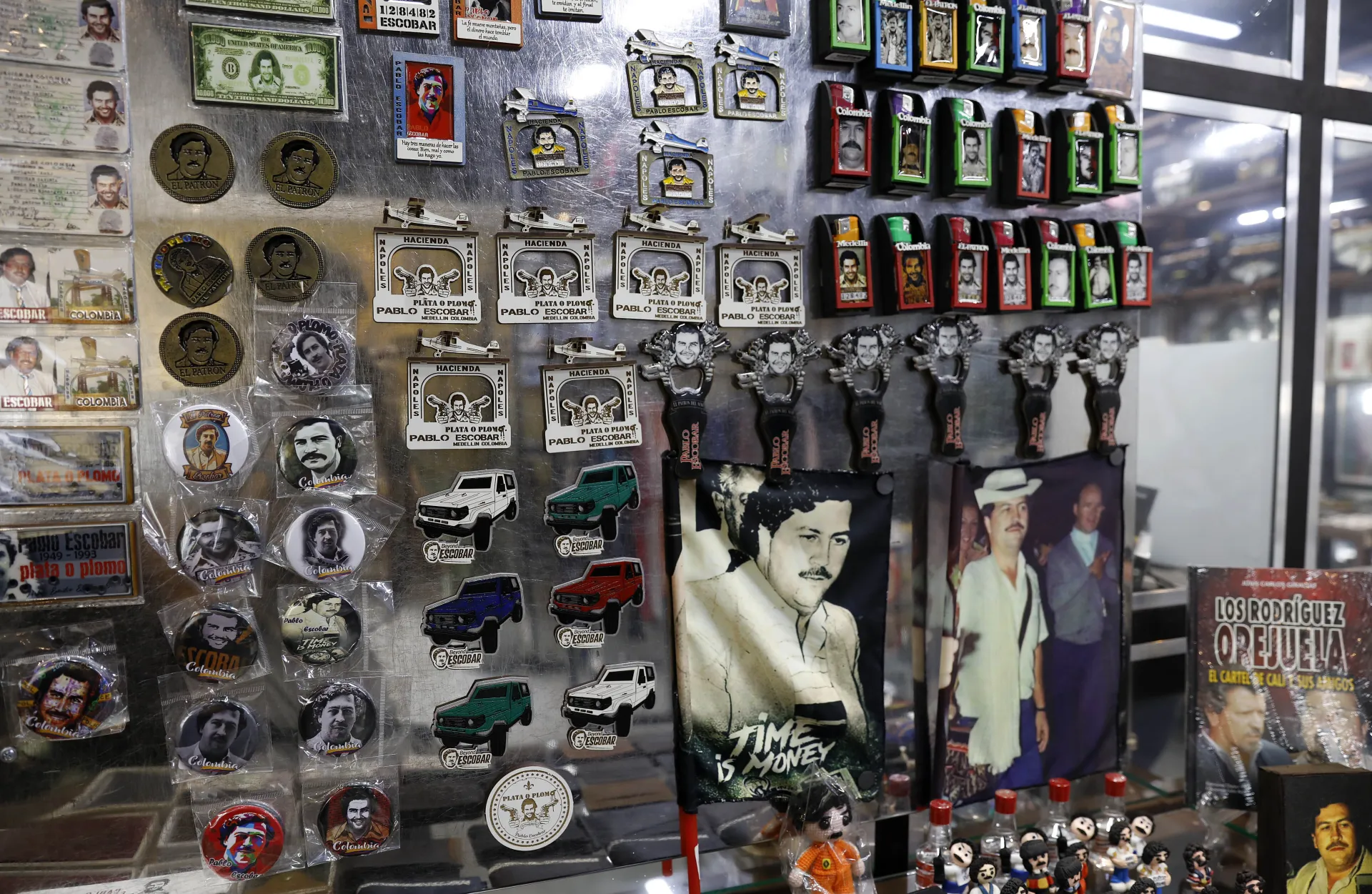 Colombia busca prohibir venta y uso de artículos que exalten a Pablo Escobar