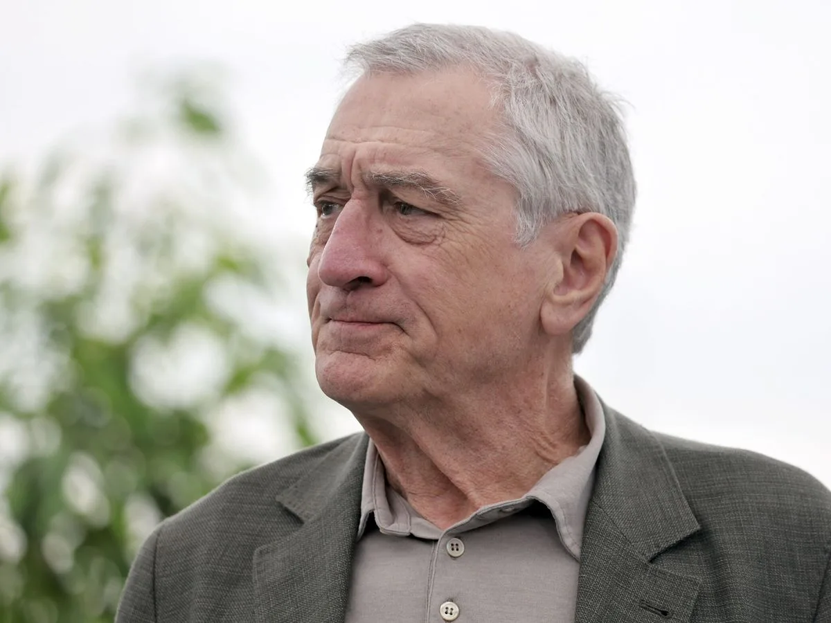 De Niro celebra sus 81 años lanzándose al mar desde un yate a 9 metros de altura