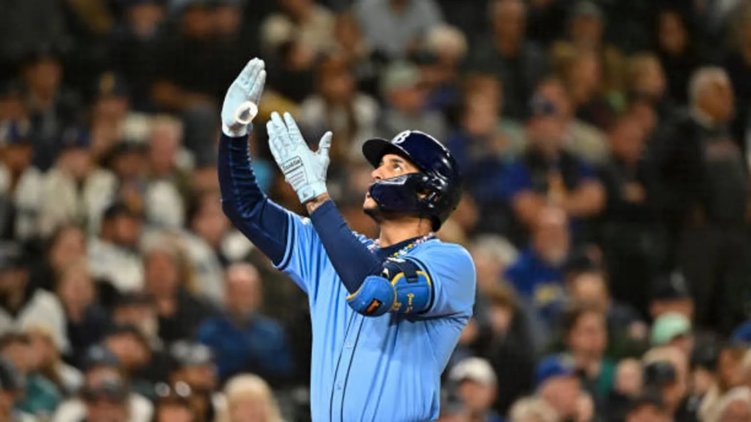 José Sirí de los Rays celebra al notar carrera ante los Marineros.