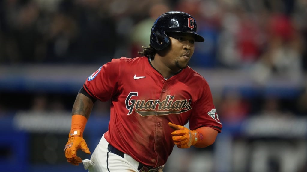 El antesalista José Ramírez pega jonrón 38 de su carrera.