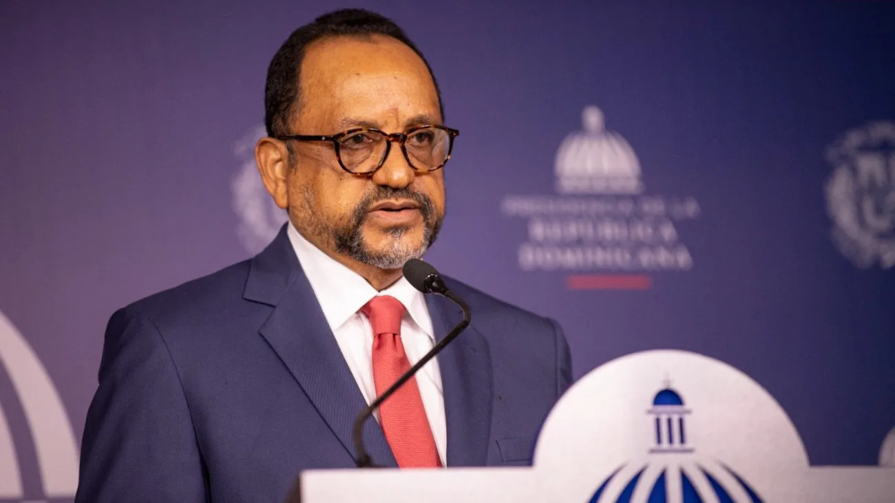 Antoliano Peralta confirma que no habrá anuncio de fusión de ministerios por Abinader