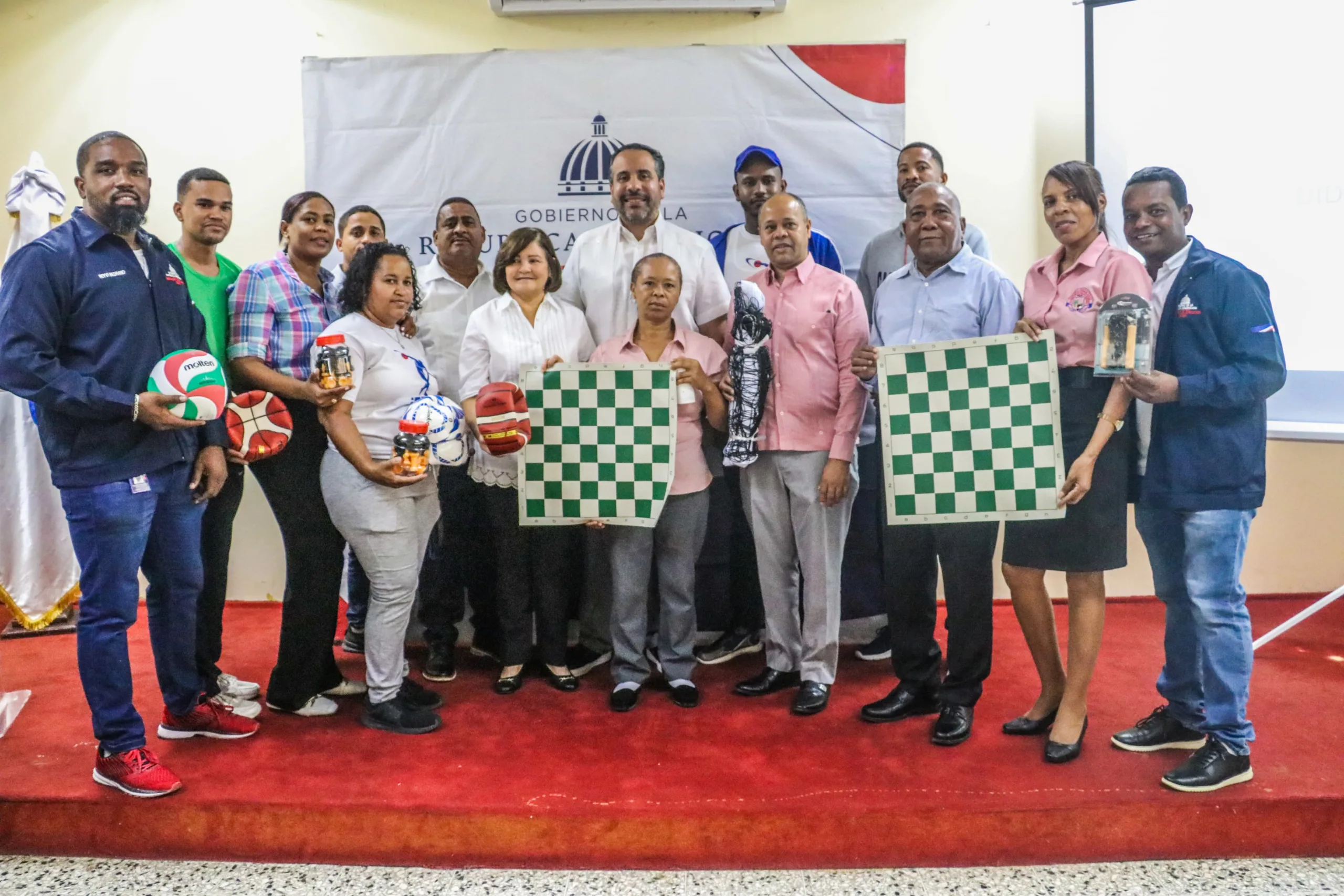 El director ejecutivo del Instituto Nacional de Educación Física, Alberto Rodríguez, junto a la gobernadora de Peravia, Ángela Yadira Báez; el subdirector general del INEFI, Franklin Duval, entre otros técnicos y deportistas de Baní.