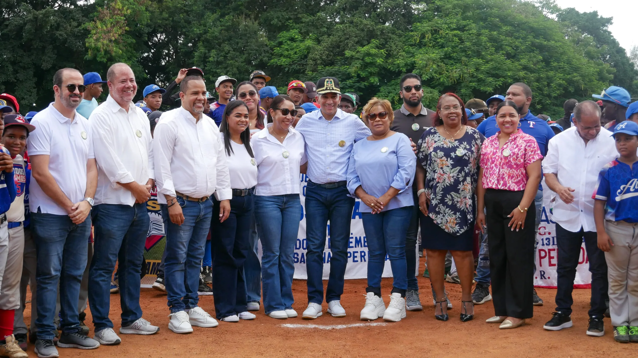 El Club Hermanos Rojas Alou en Sabana Perdida, Santo Domingo Norte, dedicó el Torneo Infantil y de Pequeñas Ligas, al presidente de la Dirección Nacional de Control de Drogas (DNCD), vicealmirante José M. Cabrera Ulloa.