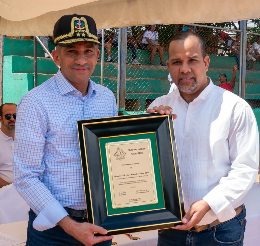 El vicealmirante José M. Cabrera Ulloa, presidente de la DNCD, recibe reconocimiento 
en el Club Hermanos Rojas Alou en Sabana Perdida, Santo Domingo Norte.