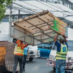 Eliminan bancas ilegales que ocupaban aceras en la Albert Thomas