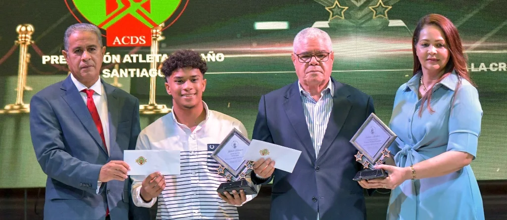 (Foto de archivo) Jabiel Polanco, atleta del año y Santana Martínez, cronista más destacado en gran gala Banreservas de la ACDS.