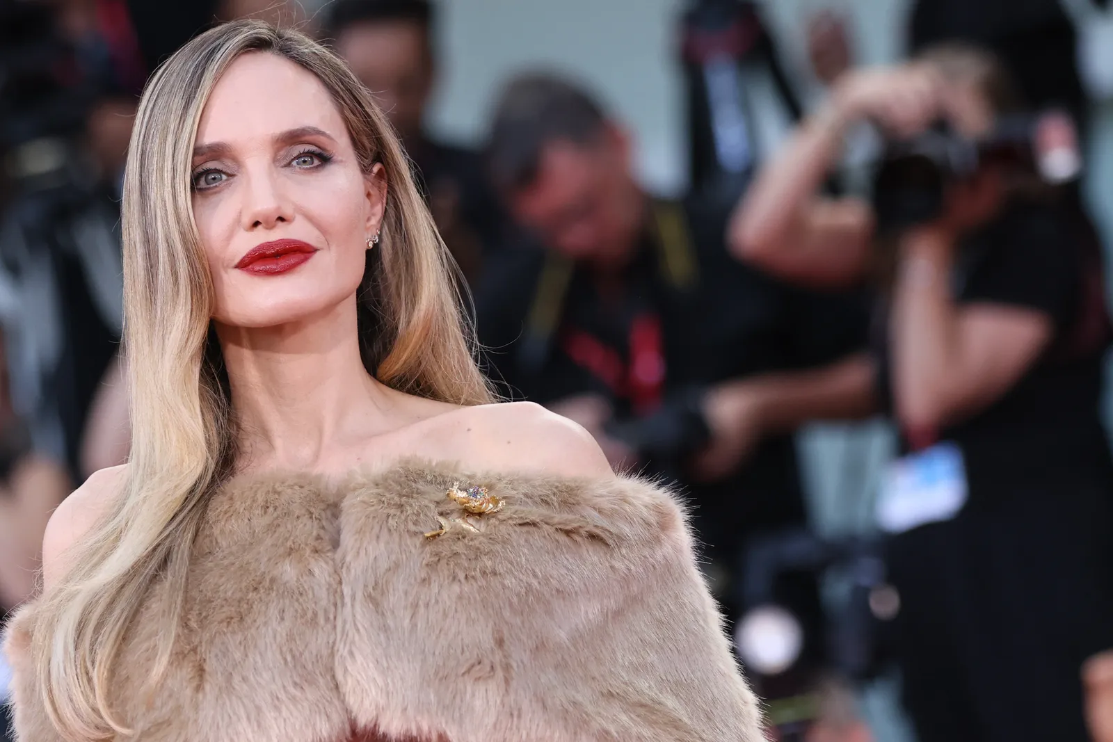 Angelina Jolie retira su demanda contra el FBI sobre acusaciones de abuso de Brad Pitt