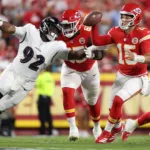 El mariscal Patrick Mahomes #15 de los Kansas City Chiefs realice ofensiva ante Nnamdi Madubuike #92 de Baltimore Ravens durante acciones de primer cuarto, en juego escenificado en GEHA Field en Arrowhead Stadium. (Foto por Christian Petersen/Getty Images)