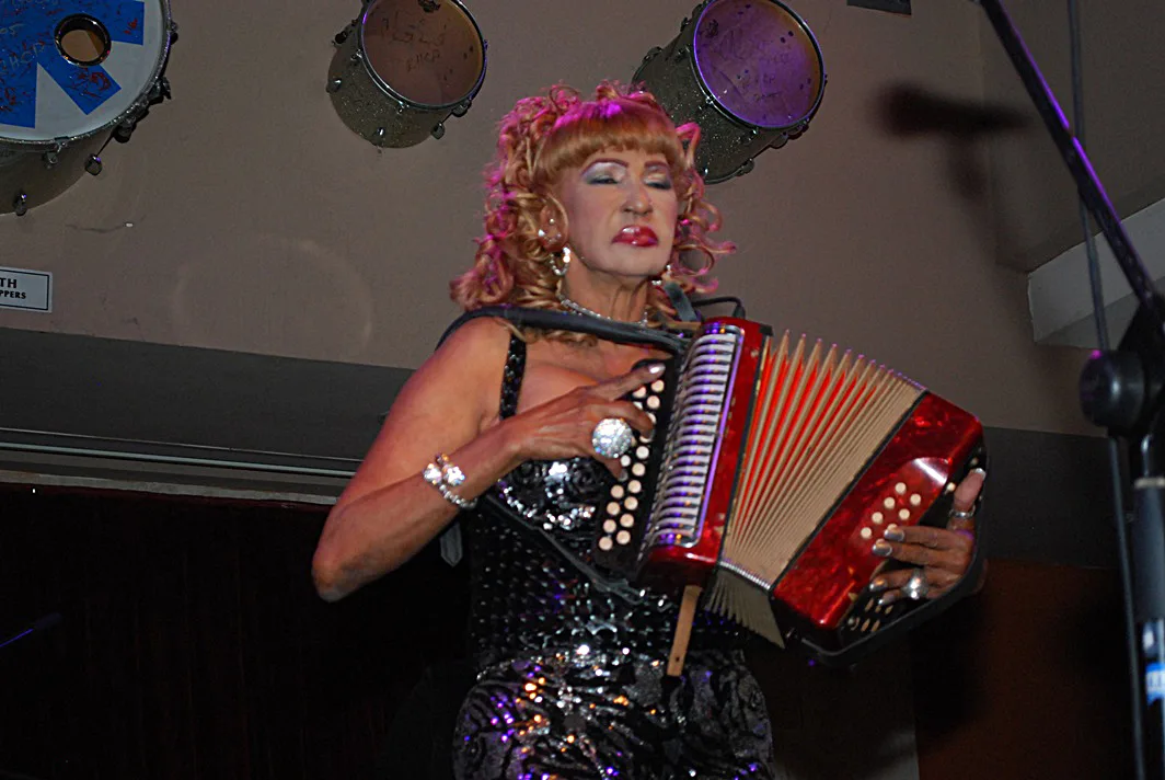 Fefita "La Grande" recibe certificado para su tumba en cementerio nuevo de Sabaneta