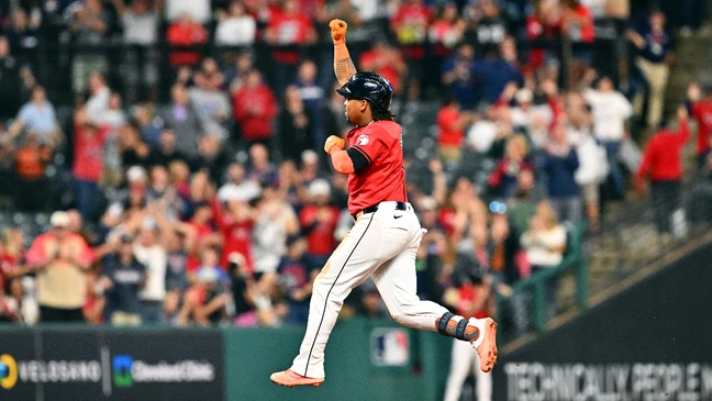 El antesalista José Ramírez pega jonrón 38 de su carrera.