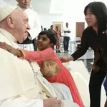 El papa saluda a niños huérfanos y migrantes en su llegada a Indonesia
