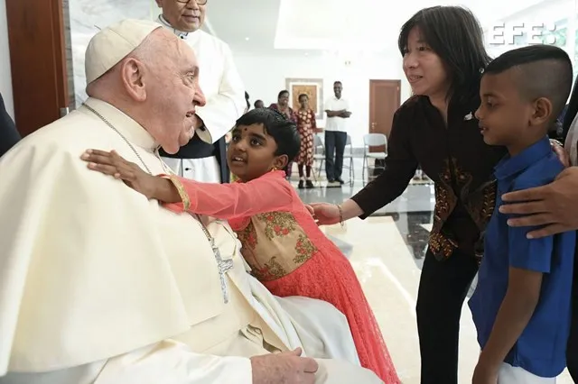 El papa saluda a niños huérfanos y migrantes en su llegada a Indonesia