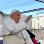 El papa le dice adiós al Vaticano, iniciará su viaje más largo este lunes