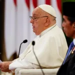 El papa denuncia desde Indonesia “que hay familias que prefieren tener un perro a un hijo”