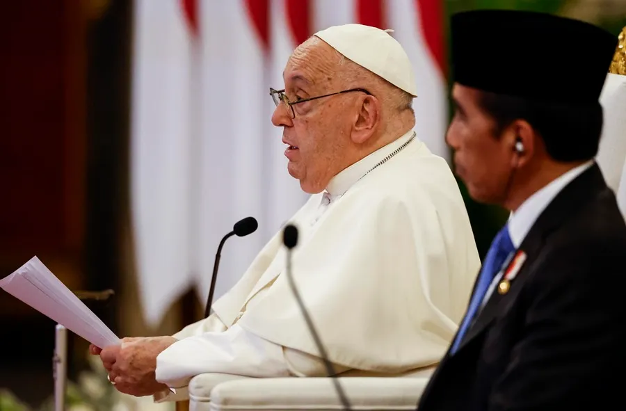 El papa denuncia desde Indonesia “que hay familias que prefieren tener un perro a un hijo”
