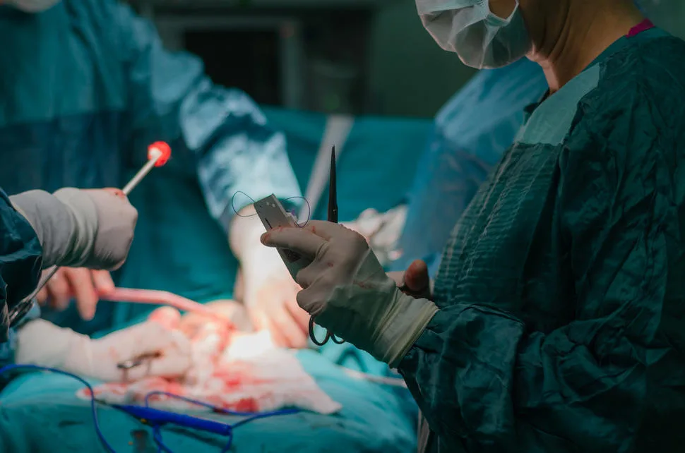 Adolescente muere en cirugía de médico que aprendió con videos de YouTube