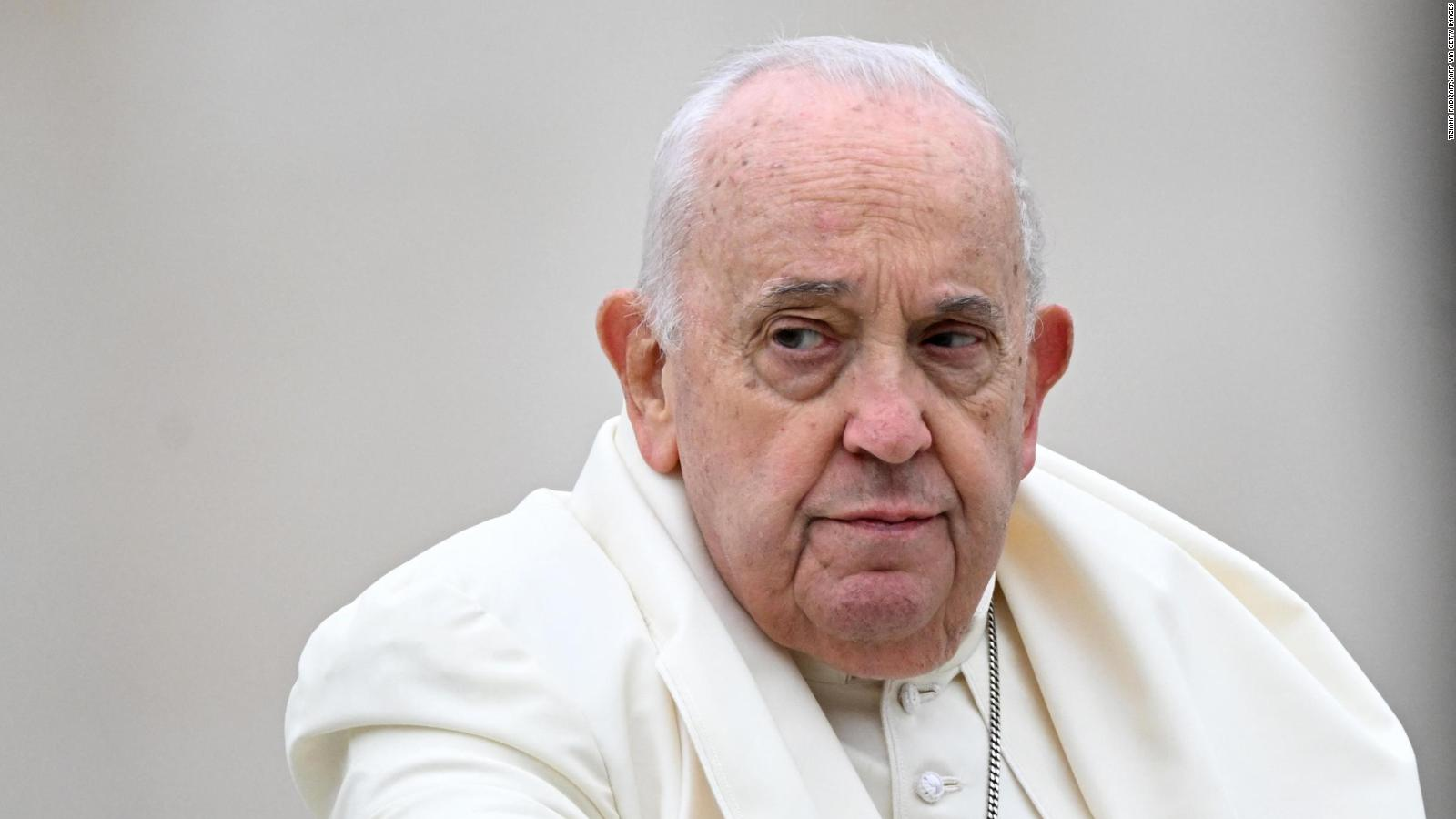 El papa Francisco requiere menos flujo de oxígeno en su terapia después de 32 días hospitalizado