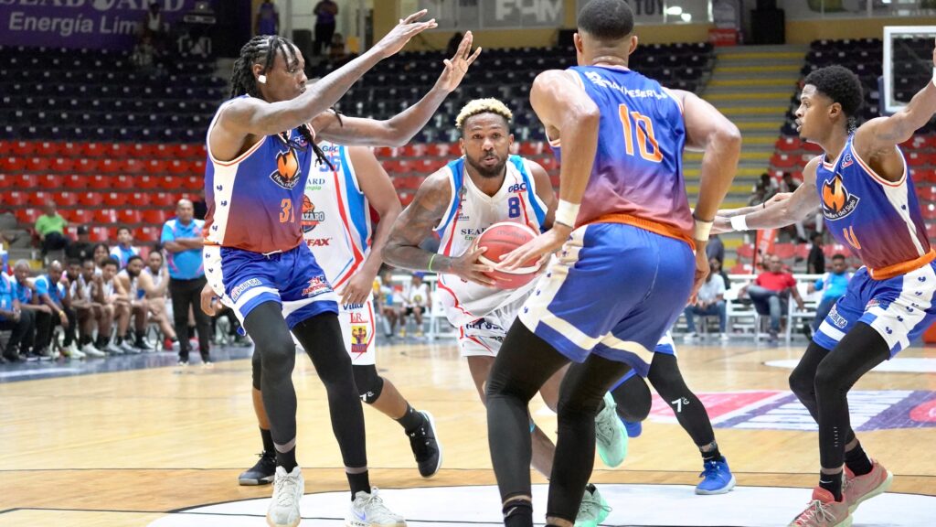 Yeison Colome, de San Lázaro, busca colarse entre los defensas de Huellas del Siglo, Miguel Evangelista y Darwin Cabrera.
