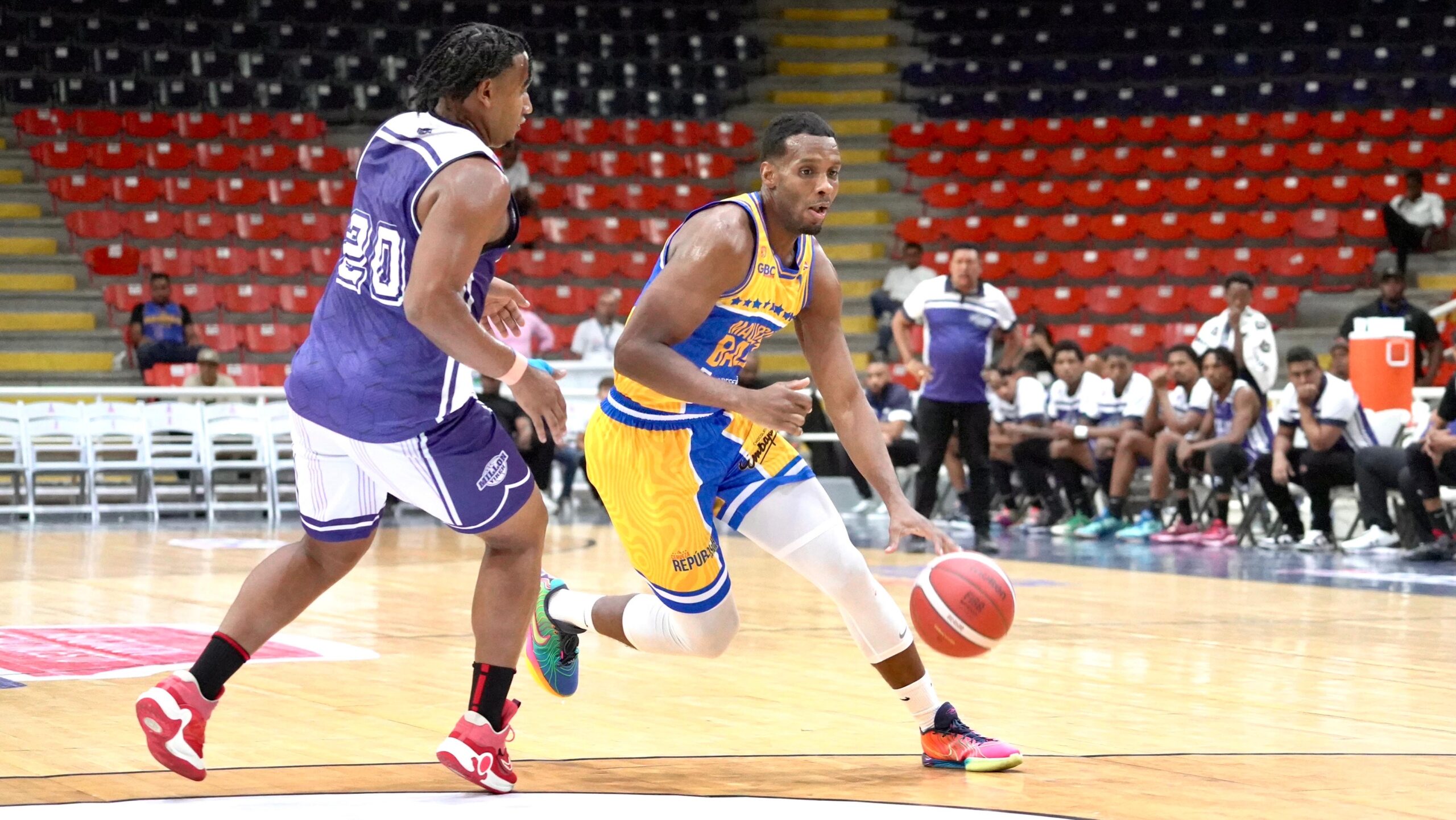 Gerardo Suero, del club Mauricio Báez, marcado por Pascual Parra, de El Millón.