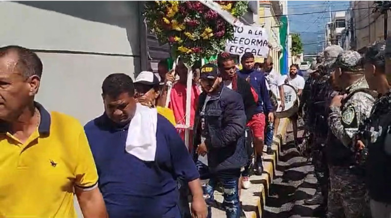 "Fiesta de apagones" Comunitarios protestan por falta energía eléctrica en Baní y Moca