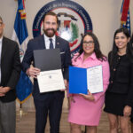 Dan reconocimiento a Carlos de la Mota y a FUNDOARCU en el consulado dominicano en Boston