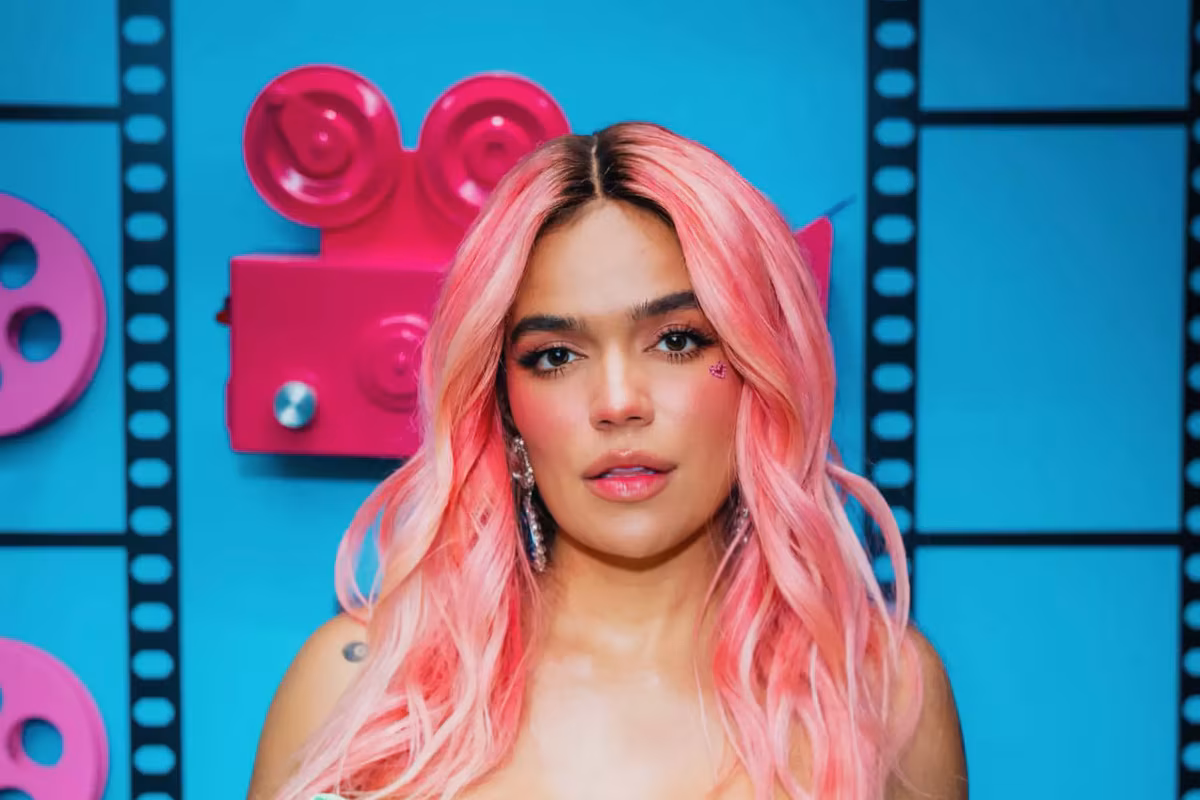 A ritmo de música Karol G encabeza reapertura de colegio restaurado por su fundación en Medellín