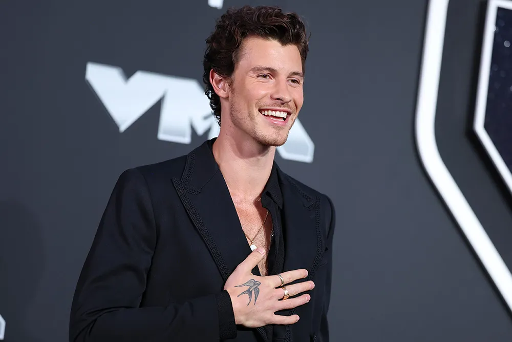 El cantante Shawn Mendes explica que está “descubriendo” su sexualidad