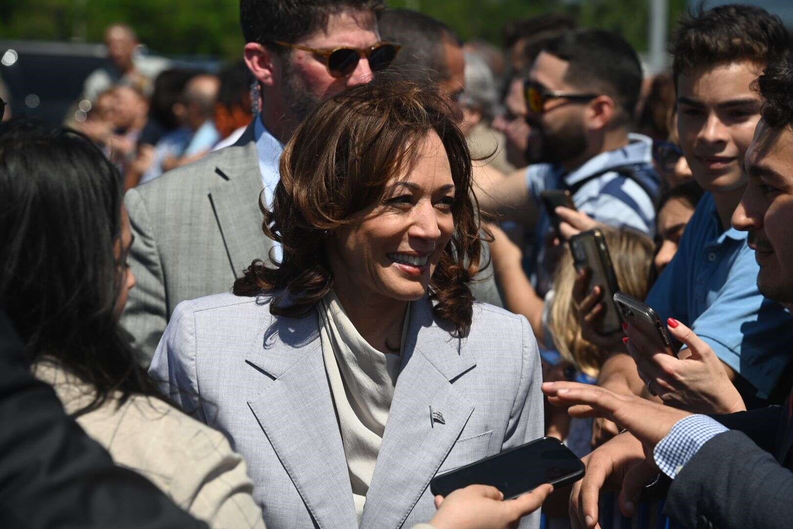 Kamala Harris da a conocer plan para PR en un barrio de Filadelfia