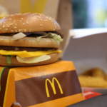 Un grave brote de infección intestinal vinculada a hamburguesas de McDonald's