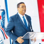 Víctor D´Aza, y el presidente de la Federación Dominicana de Municipios (Fedomu), Nelson Núñez, acompañados de alcaldes, alcaldesas, regidores y vocales,