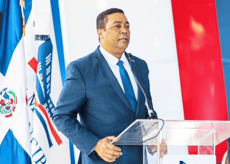 Víctor D´Aza, y el presidente de la Federación Dominicana de Municipios (Fedomu), Nelson Núñez, acompañados de alcaldes, alcaldesas, regidores y vocales,