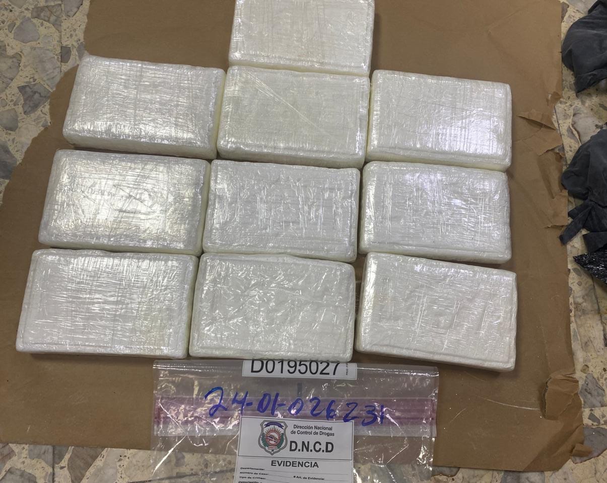 Policía incauta 10 paquetes de presunta cocaína, dinero en efectivo y un vehículo en el Distrito Nacional