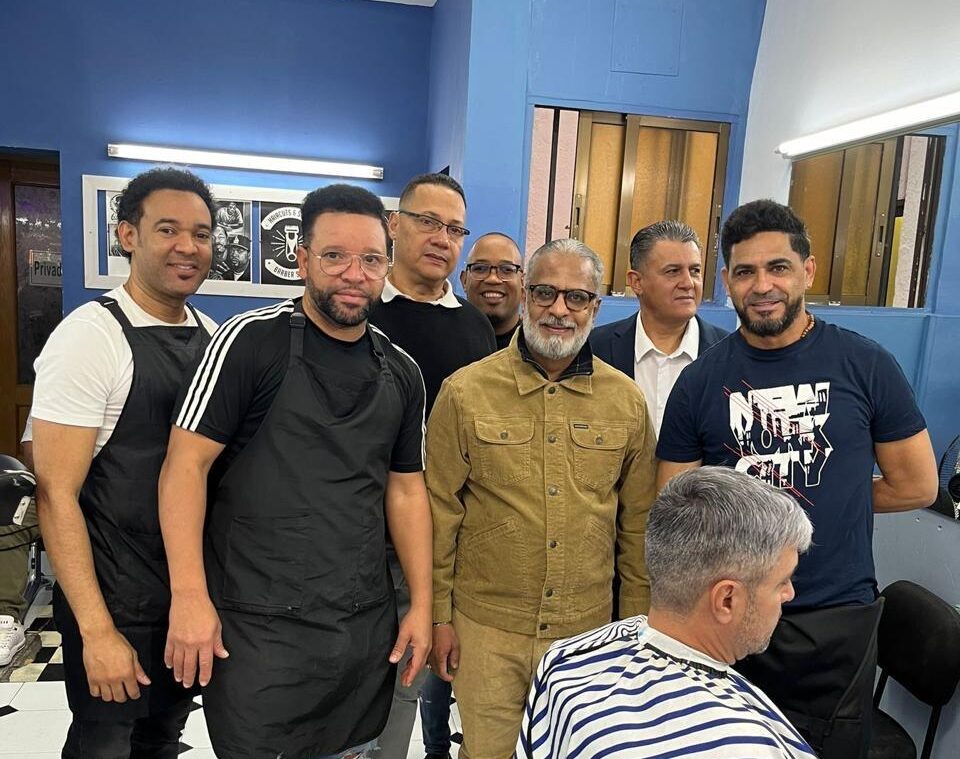Cónsul dominicano en Madrid visita comercios de dominicanos en Cuatro Caminos
